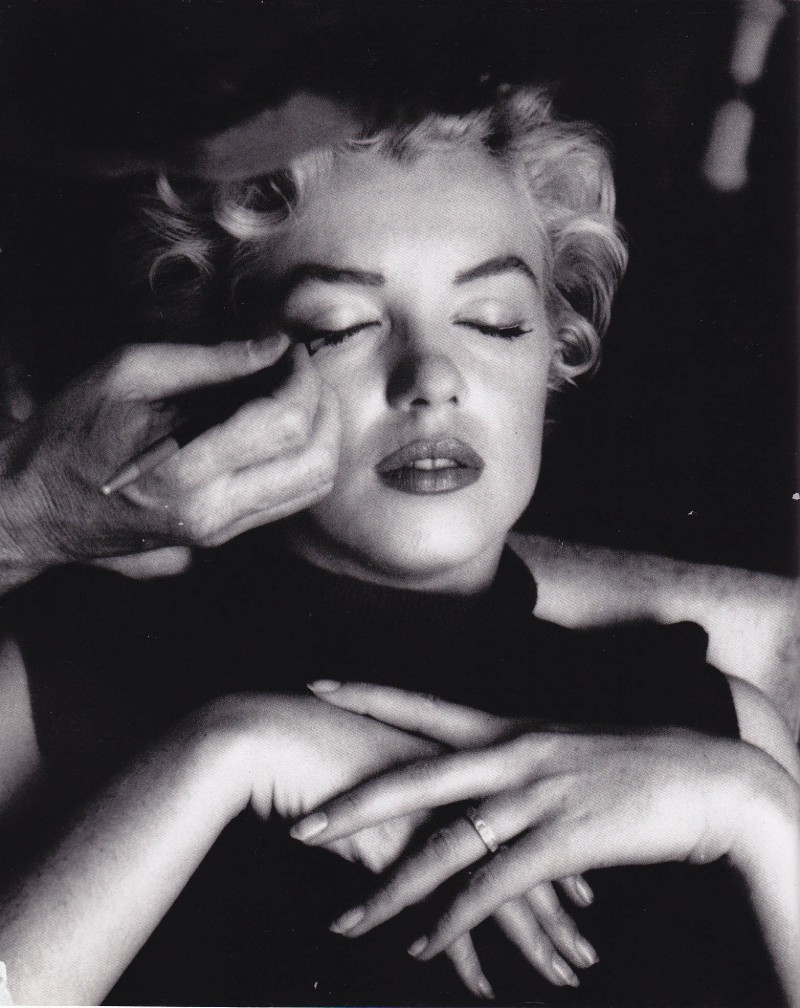 Marilyn Monroe, Whitey putting on makeup